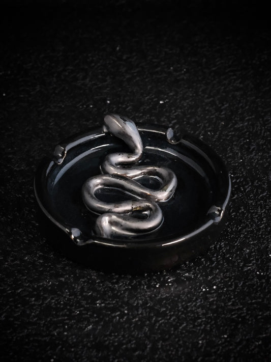 snake ashtray 1