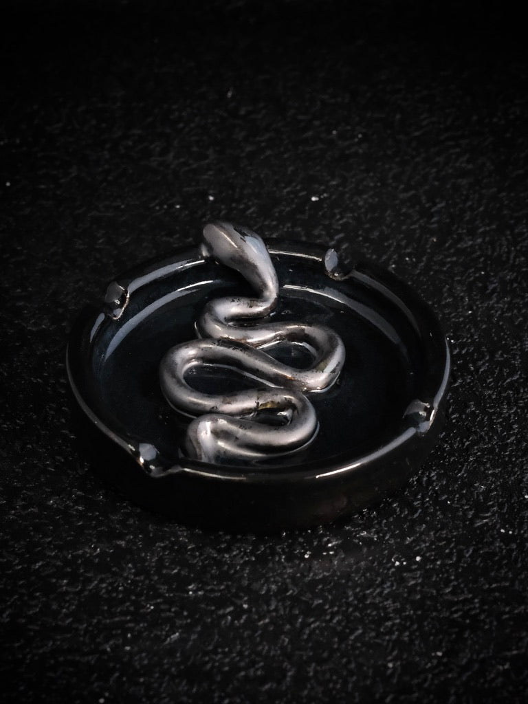 snake ashtray 1