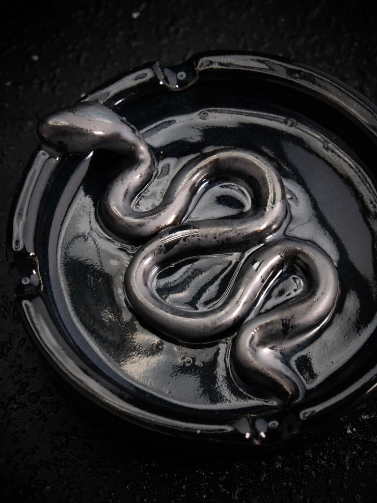snake ashtray 1 – Pebbles Ceramic Wares